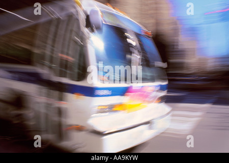 New York City Bus in Bewegung öffentliche Verkehrsmittel Stockfoto