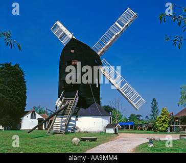 In 1665 und noch arbeitete Outwood Mühle Surrey England UK gebaut Stockfoto