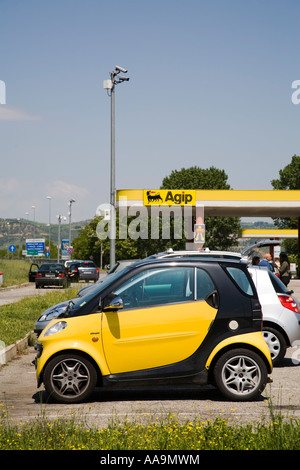 Smart Auto geparkt an Autogrill Autostrada A1 Tarsia Italien Stockfoto