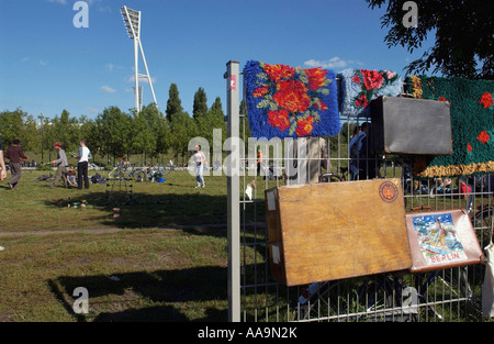 Deutschland, Berlin. Flohmarkt am Mauerpark auf dem Gelände des ehemaligen Güterbahnhofs an der Bernauer Straße. Blick in den park Stockfoto