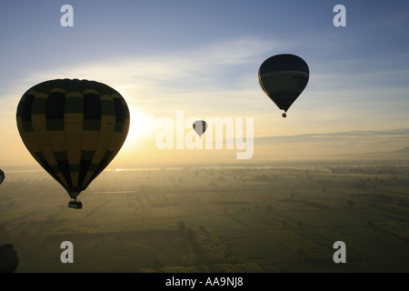 Hot Air Ballooning über Felder, Dörfer und alte Denkmäler in Ägypten. Stockfoto