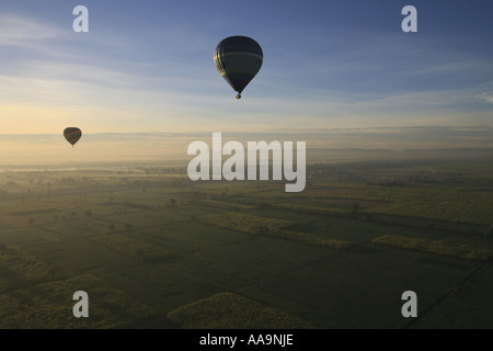 Hot Air Ballooning über Felder, Dörfer und alte Denkmäler in Ägypten. Stockfoto