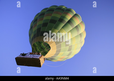Hot Air Ballooning über Felder, Dörfer und alte Denkmäler in Ägypten. Stockfoto