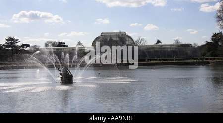 Den See und die Brunnen vor der Palmhouse Royal Botanical Gardens Kew London Stockfoto