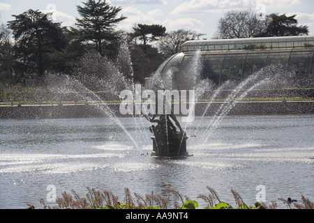 Den See und die Brunnen vor der Palmhouse Royal Botanical Gardens Kew London Stockfoto