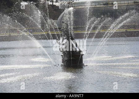 Den See und die Brunnen vor der Palmhouse Royal Botanical Gardens Kew London Stockfoto