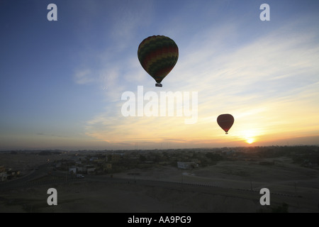 Hot Air Ballooning über Felder, Dörfer und alte Denkmäler in Ägypten Stockfoto