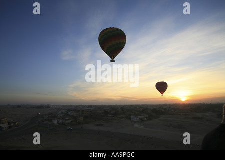 Hot Air Ballooning über Felder, Dörfer und alte Denkmäler in Ägypten Stockfoto