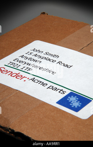Nahaufnahme der Adressaufkleber auf eine Kartonverpackung Stockfoto