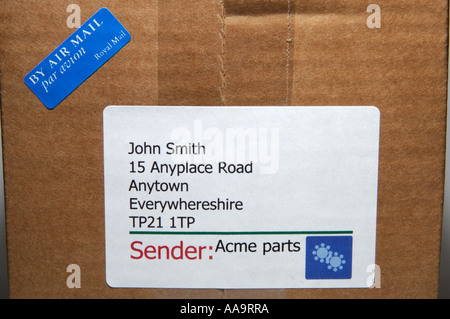 Nahaufnahme von Adressaufkleber und Air Mail Etikett auf einer Kartonverpackung Stockfoto