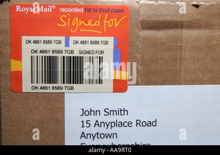 Nahaufnahme eines Royal Mail-Einschreiben mit Rückschein-Labels auf einer Parzelle mit Aufnahme Barcode und Bestandteil der Adressaufkleber Stockfoto
