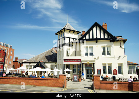 Oncle Tom's Cabin Pub an der Blackpool Promenade Stockfoto