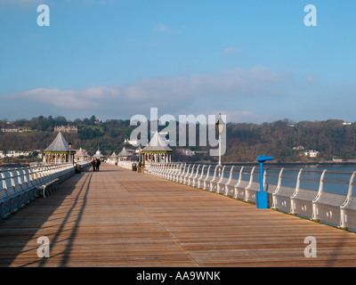 BANGOR PIER erstreckt sich 457m auf Menai Strait auf Anglesey Bangor Gwynedd North Wales UK Stockfoto