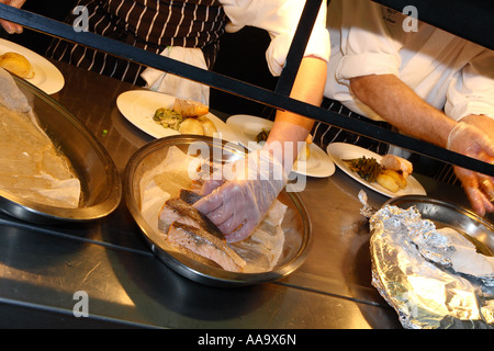 Hygiene Hotel Restaurant Küche Koch Mahlzeit Zubereitung von Speisen serviert Beschichtung Stockfoto