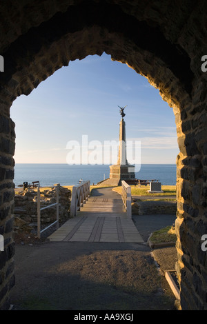 Kriegerdenkmal in Burg Punkt durch Bogen in Porth Newydd oder neues Tor des 13. Jahrhunderts Burg Ruinen Aberystwyth Ceredigion Wales Stockfoto