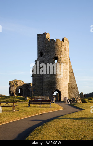 13. Jahrhundert bleibt Burgruine mit Porth Newydd oder neue Tor auf Burg Punkt Aberystwyth Ceredigion Mid Wales UK Großbritannien Stockfoto