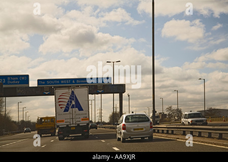 WEST MIDLANDS ENGLAND UK März Pkw und LKW fahren südlich auf der Autobahn M5 Stockfoto