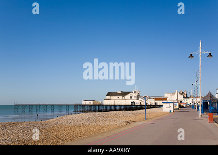 Strandpromenade Promenade einsamen Strand und dem Pier von East Side mit klaren blauen Himmel in Bognor Regis West Sussex England UK Stockfoto
