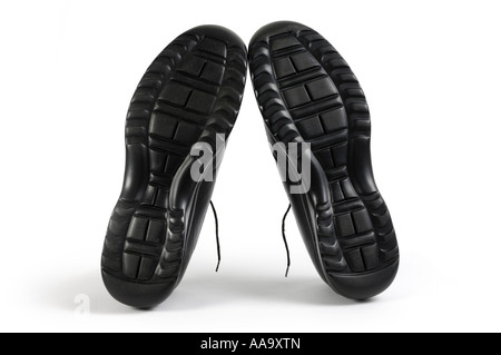 Schwarzes Leder Schuhe Sohlen isoliert über weiße Ausschnitt Stockfoto
