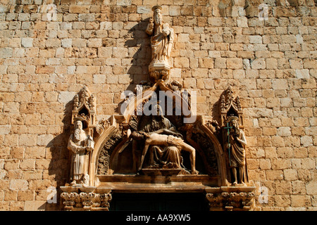 Pieta Skulptur über Seiteneingang zum Franziskaner Kloster Dubrovnik Kroatien Stockfoto