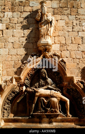 Pieta Skulptur über Seiteneingang zum Franziskaner Kloster Dubrovnik Kroatien Stockfoto