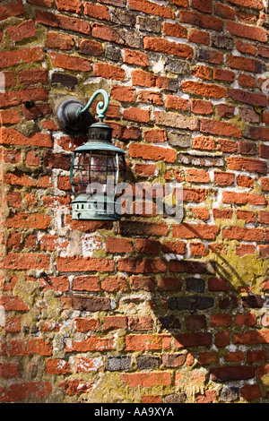 Eine alte kupferne Laterne montiert mit einer Mauer auf einem historischen Bauernhof in Newbury MA Stockfoto