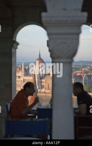 Ungarischen Parlamentsgebäude gesehen durch die Fischer-Bastei-Budapest Stockfoto
