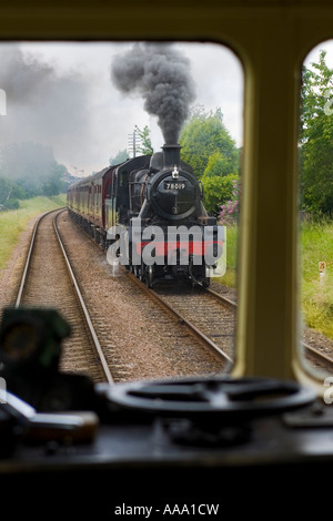 Ein Dampf geschleppt Passagier Express Zug Pässe ein Diesel mehrere Geräteansicht von der Fahrerkabine Stockfoto