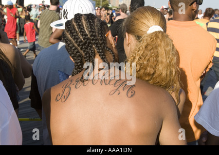 Mann mit Brooklyn tätowiert über seinen Rücken in Coney Island Brooklyn New York Stockfoto