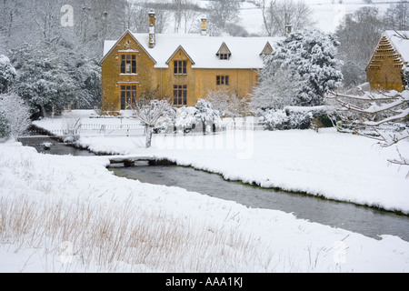 Winterschnee im Cotswold Dorf Upper Slaughter Gloucestershire VEREINIGTES KÖNIGREICH Stockfoto