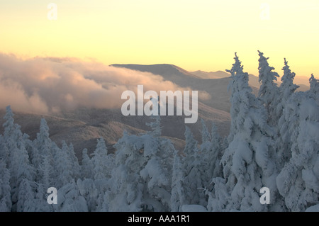Einige Wolken liegen im Tal, wie Frost deckt die Bäume und Berge mit Schnee in diesem Winter-Szene von New England. Stockfoto