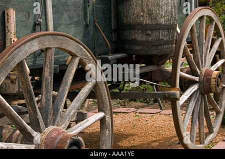 Wagenräder von einen alten Holzwagen auf dem display Stockfoto