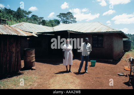 Kikuyu-Mutter und ihr erwachsener Sohn außerhalb einer typischen Kikuyu Zuhause in Central Province Kenia Stockfoto