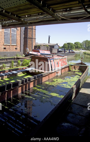 Versunkene Schiffe warten auf Wiederherstellung bei The Boat Museum Ellsmere Port Cheshire UK GB, "National Waterways Museum" Stockfoto