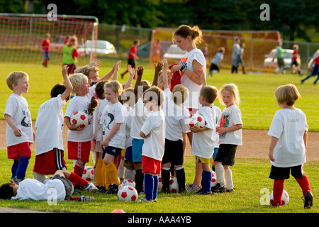 Coach austeilen Uniformen für Fußball-Spieler Alter 19 und 4. Carondelet Feld von Expo Schule St. Paul Minnesota MN USA Stockfoto