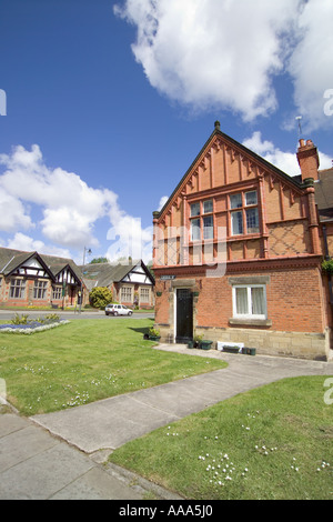 Häuser in Cross Street, Port Sunlight, Wirral, Cheshire, England mit Hulme Hall Conference Centre in den Hintergrund, England, UK, GB Stockfoto