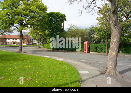 Parkland Grasbaum und K2 rote Telefonzelle am Port Sunlight, Wirral, Cheshire, UK, GB, Stockfoto