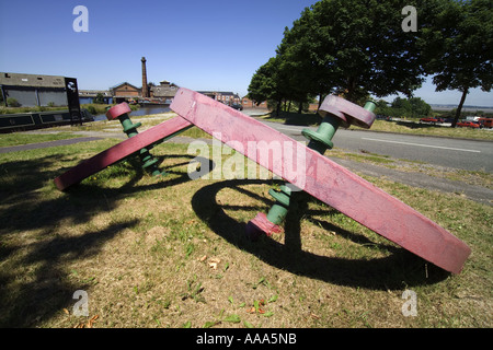 Gusseisen fliegen Räder außerhalb der Boot Museum Ellsmere Port, UK, GB Stockfoto