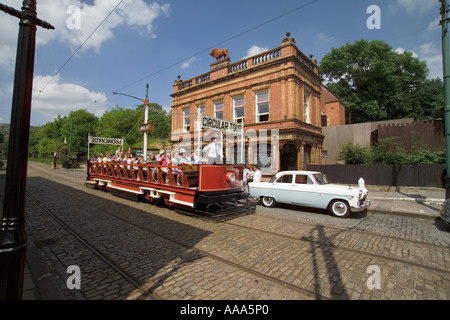 "Open Top Straßenbahn" vorbei "Red Lion Hotel" am "Crich Tramway Museum" Stockfoto