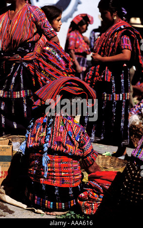 Maya-Frauen in Guatemala Solola Verkauf von Dingen auf dem Freitagsmarkt Stockfoto