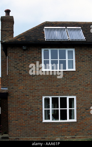 Photovoltaik oder Sonnenkollektoren suppling heißes Wasser für eine Wohnimmobilie in Braintree, Essex, England. Stockfoto