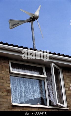 Mikro-Windkraftanlage auf dem Dach eines Hauses in Frinton on Sea, Essex, England. Stockfoto