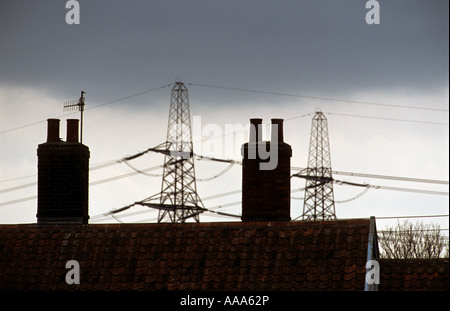 Schornsteine ein Haus und Strom-Kabel aus dem Kernkraftwerk in Sizewell, Suffolk, UK. Stockfoto