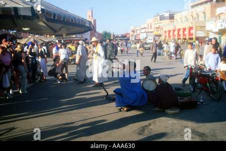 Schlangenbeschwörer Touristen und Einheimische in Platz Jema al Fna Marrakesch Marokko Stockfoto