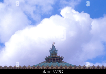 Oper Garnier Dach Skulpturen blauen Himmel und weiße Wolken im Sommer Sonne Paris Frankreich Stockfoto