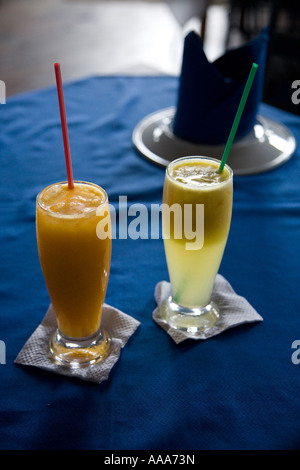 Brasilien-Saft trinkt am Mercado Modelo Restaurant Salvador Bahia, ein Glas Orangensaft Caja und Passionsfrucht mit Ananas Stockfoto