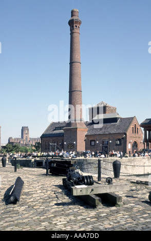 Teil von Liverpool Albert Dock Waterside Bar und alten Schornstein Welle Anglikanische Kathedrale über Liverpool Merseyside England Großbritannien Stockfoto