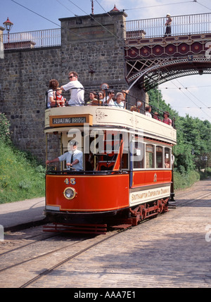 Crich in der Nähe von Matlock Derbyshire Peak District der Nationalen Tramway Museum oben offenen Straßenbahn und Passagiere Crich Derbyshire England Großbritannien Stockfoto