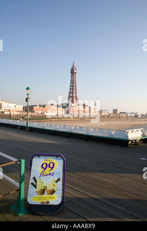 Blackpool Tower und Prom angesehen vom Deck der North Pier, Lancashire, England, UK, GB Stockfoto