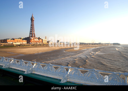Blackpool Tower und Strand gesehen von der North Pier, Lancashire, England, UK, GB Stockfoto
